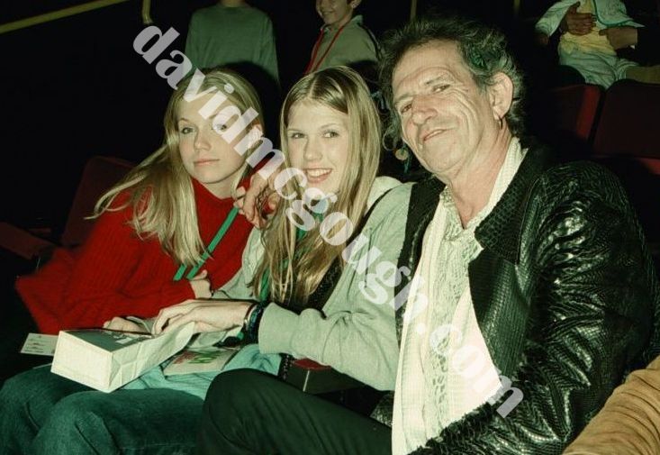 Keith Richards with his daughters- 2000, NY.jpg
